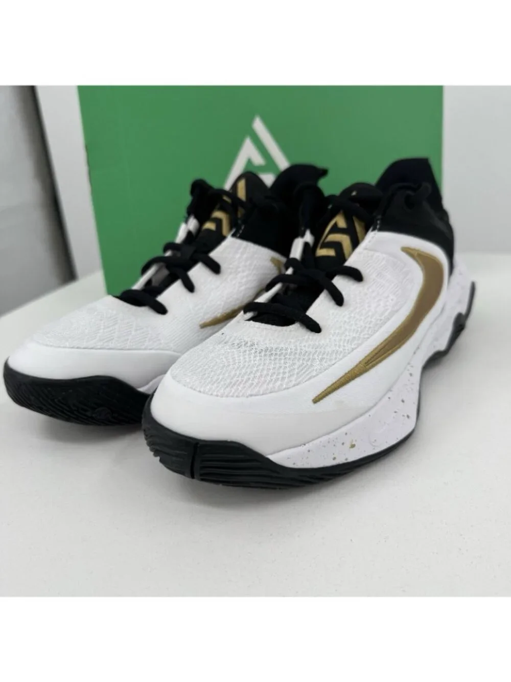 Nike Youth Boys Giannis Immortality 4 Grade School Basketball Shoes size 5 Youth